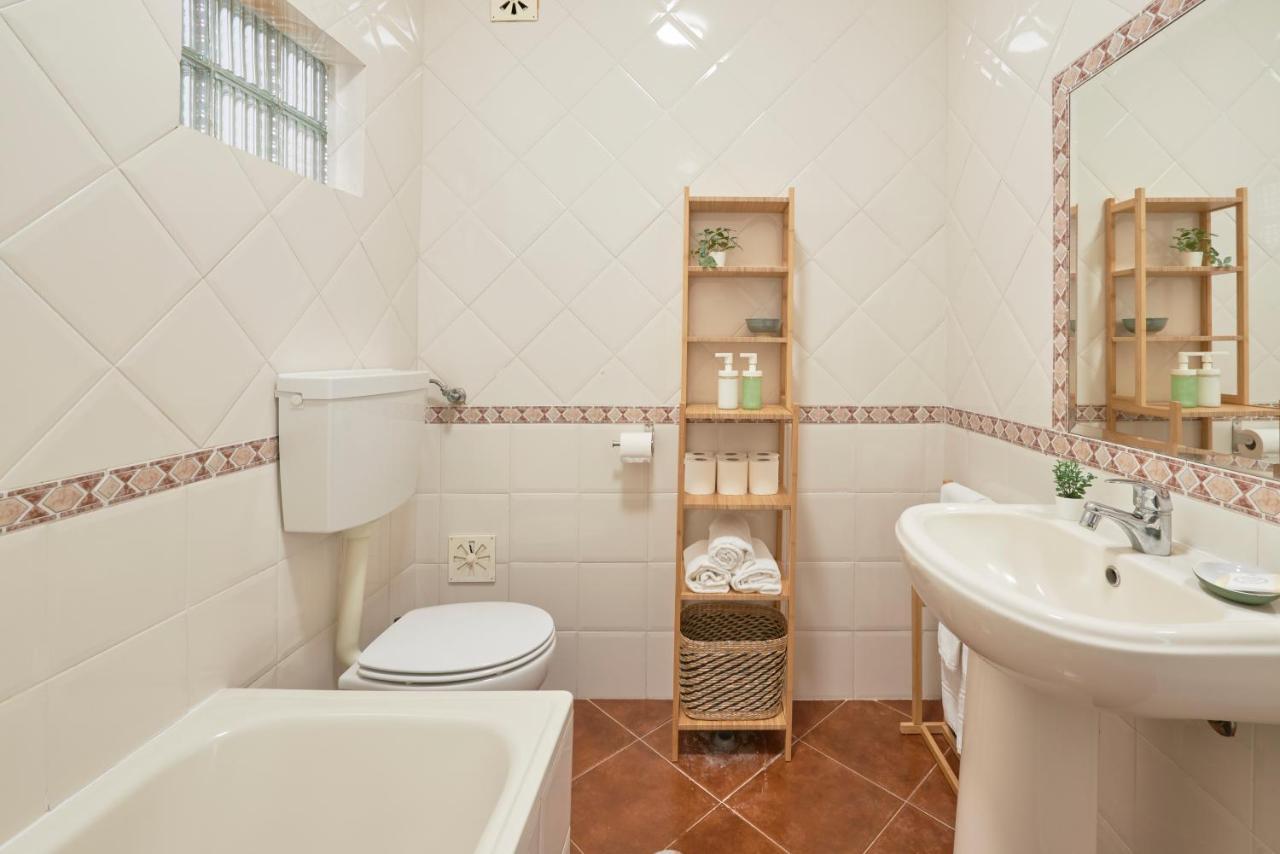 Central & Sunny 2Br Apt Near Beach, By Timecooler Setubal Ngoại thất bức ảnh